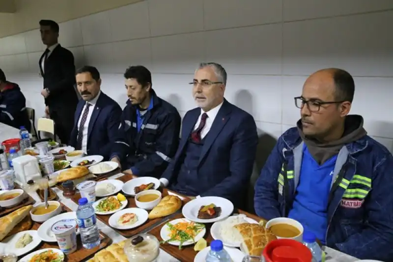 Çalışma Ve Sosyal Güvenlik Bakanı Işıkhan, Hatay'da Işçilerle Iftar Yaptı