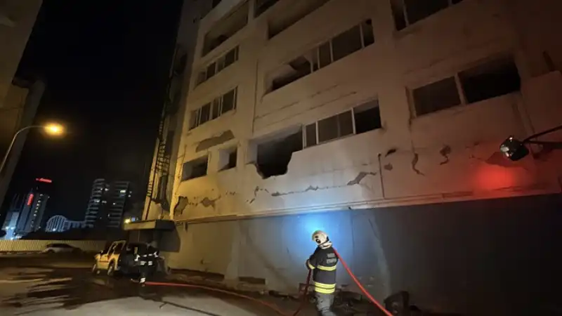Hatay'da Hasarlı Binanın Bodrum Katında çıkan Yangın Park Halindeki Araca Zarar Verdi