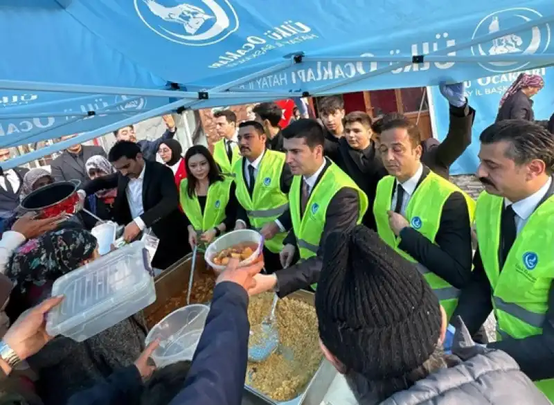 Ülkü Ocakları Genel Başkanı Yıldırım Depremzedeler İçin İftar Yemeği Dağıttı
