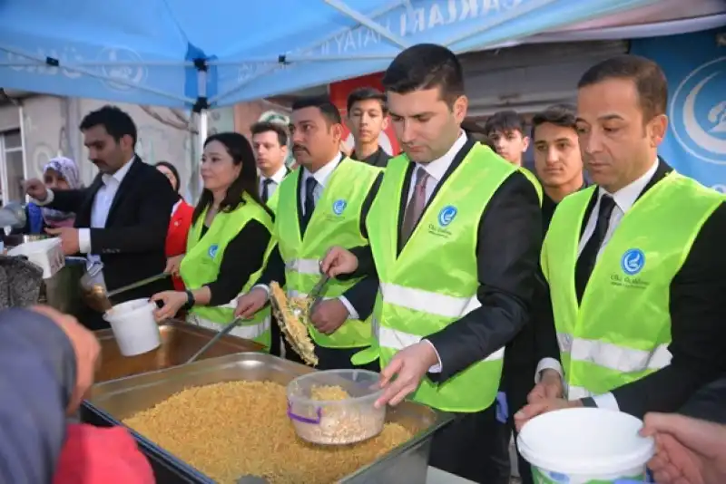 Ülkü Ocakları Genel Başkanı Yıldırım Depremzedeler İçin İftar Yemeği Dağıttı