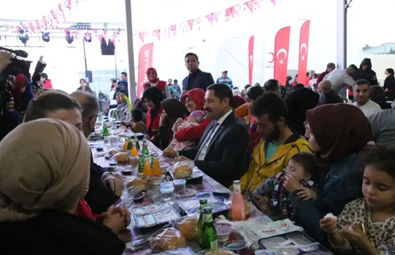 Türk Kızılay Genel Başkanı Yılmaz, Hatay'da Depremzedelerle Iftar Yaptı
