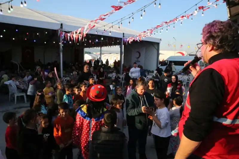 Türk Kızılay Genel Başkanı Yılmaz, Hatay'da Depremzedelerle Iftar Yaptı