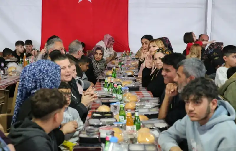 Türk Kızılay Genel Başkanı Yılmaz, Hatay'da Depremzedelerle Iftar Yaptı