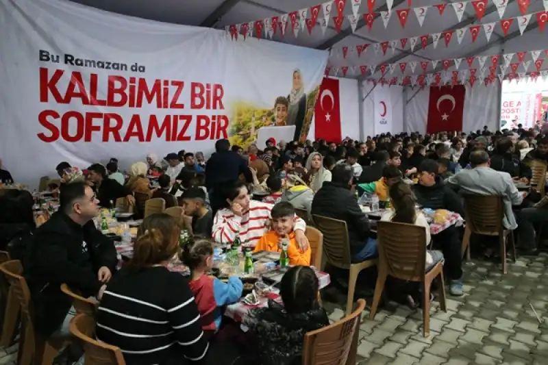 Türk Kızılay Genel Başkanı Yılmaz, Hatay'da Depremzedelerle Iftar Yaptı