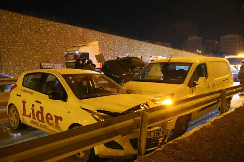 Hatay'da üç Aracın Karıştığı Trafik Kazasında 2 Kişi Yaralandı