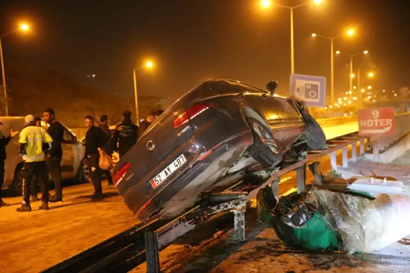 Hatay'da üç Aracın Karıştığı Trafik Kazasında 2 Kişi Yaralandı