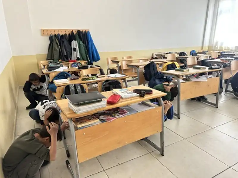 Hatay'da Lise öğrencilerine Yönelik Deprem Ve Tahliye Tatbikatı Gerçekleştirildi