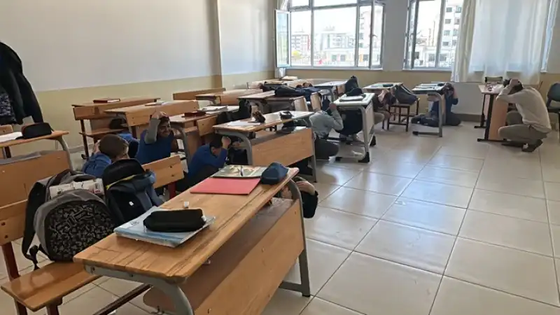 Hatay'da Lise öğrencilerine Yönelik Deprem Ve Tahliye Tatbikatı Gerçekleştirildi