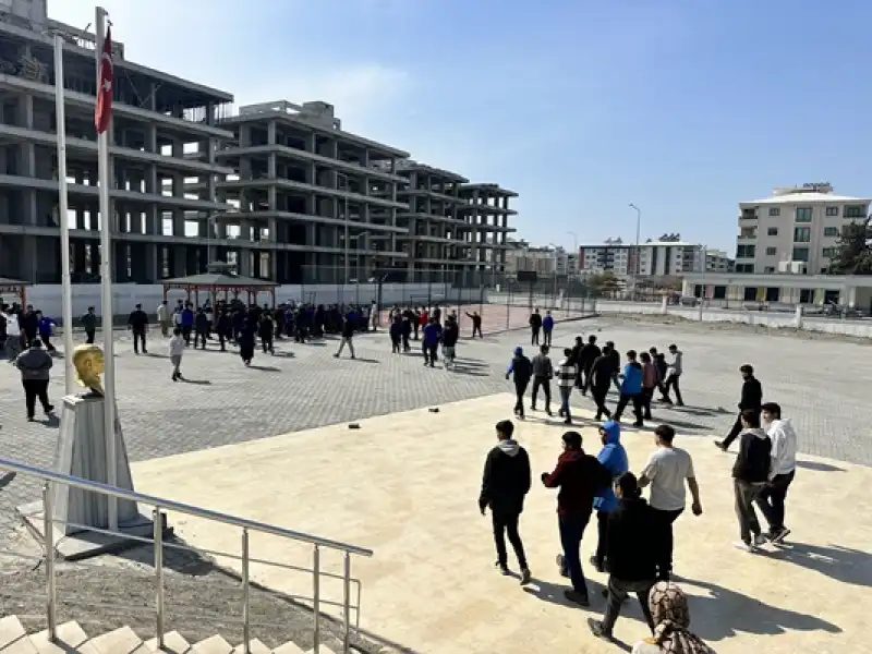 Hatay'da Lise öğrencilerine Yönelik Deprem Ve Tahliye Tatbikatı Gerçekleştirildi