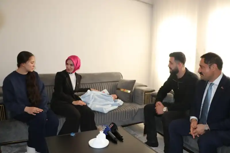 Bakan Göktaş'tan, Aile Ve Gençlik Fonu Ile Yuva Kurup Bebek Sahibi Olan çifte Ziyaret