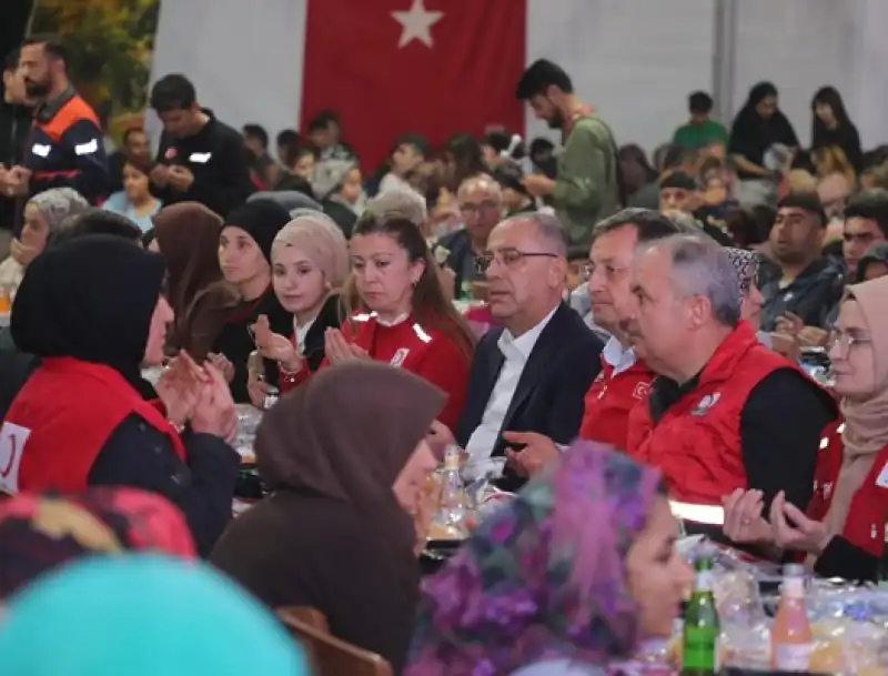 Başkan Yapar, Türk Kızılay’ın Düzenlediği Iftar Programında Vatandaşlarla Bir Araya Geldi