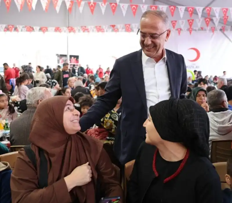 Başkan Yapar, Türk Kızılay’ın Düzenlediği Iftar Programında Vatandaşlarla Bir Araya Geldi