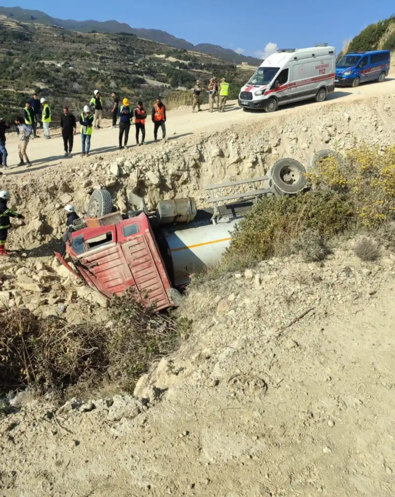 Hatay'da şarampole Devrilen Arazözün Sürücüsü Hayatını Kaybetti