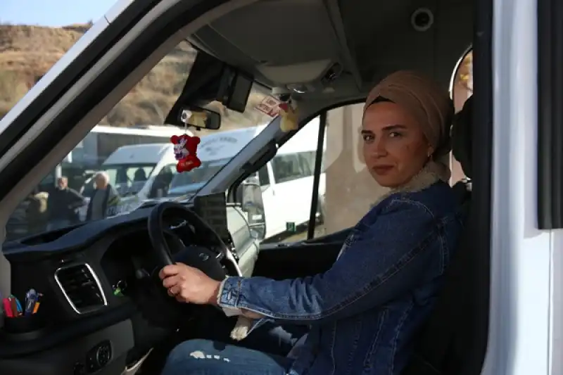 Esnaf Kredisiyle Aldığı Minibüsle Servis şoförlüğüne Başlayan Kadın Işinin Patronu Oldu