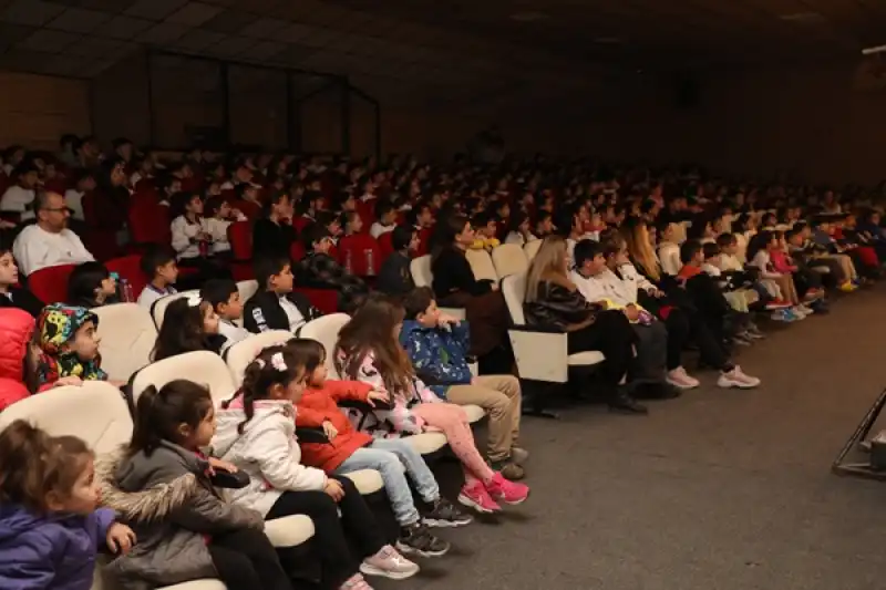 HBB şehir Tiyatrosu Miniklerin Yüzünü Güldürdü 