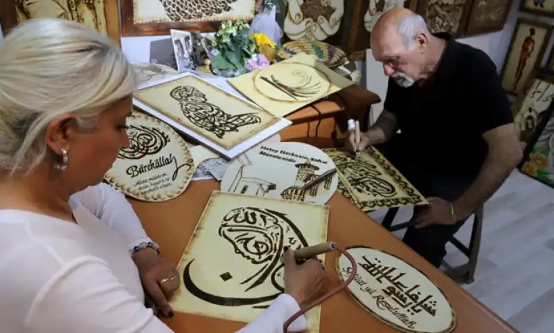 Ahşap Yakma Sanatıyla Ramazan Ruhunu Yaşatıyorlar