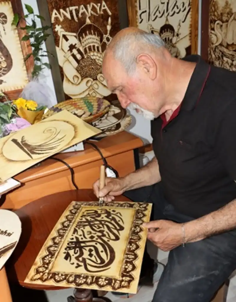 Ahşap Yakma Sanatıyla Ramazan Ruhunu Yaşatıyorlar