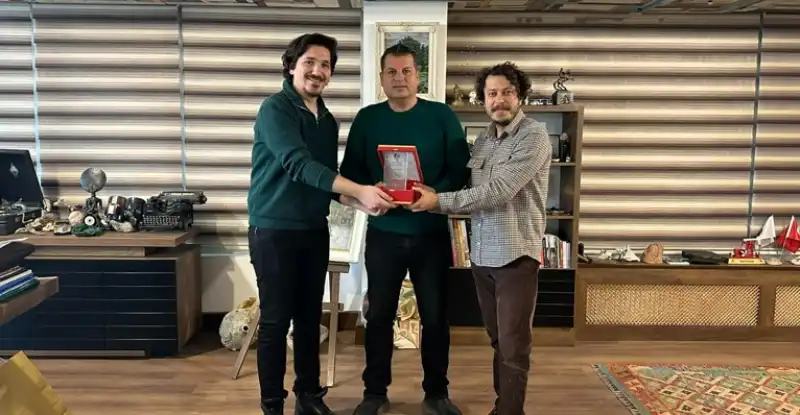 Akademi Senfoni Orkestrası’ndan İş Insanı Kara’ya Plaket