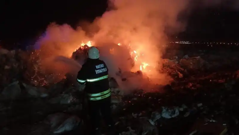 Kırıkhan'da Fabrika Atık Alanında Gece Yarısı Yangın Paniği!