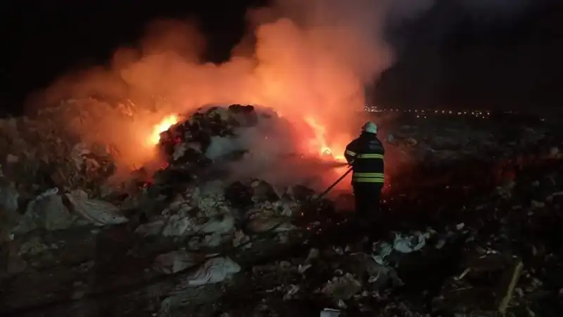 Kırıkhan'da Fabrika Atık Alanında Gece Yarısı Yangın Paniği!