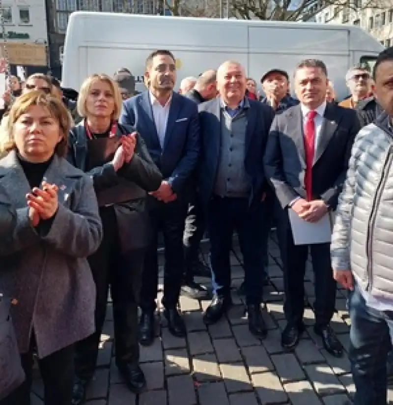 CHP Hatay Milletvekili Servet Mullaoğlu, Köln’de Alevi Katliamına Karşı Mitinge Katıldı