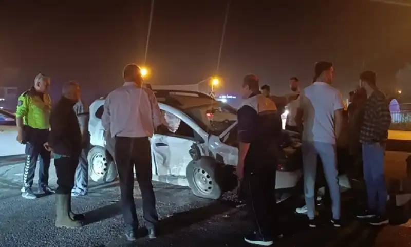 Hatay Samandağ'da Iki Otomobilin çarpıştığı Kazada 6 Kişi Yaralandı