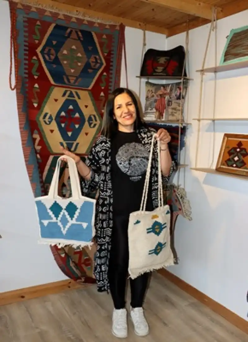 Küçük Tezgahında İlmek İlmek Kilim Dokuyor