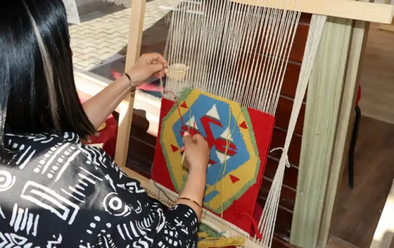 Küçük Tezgahında İlmek İlmek Kilim Dokuyor