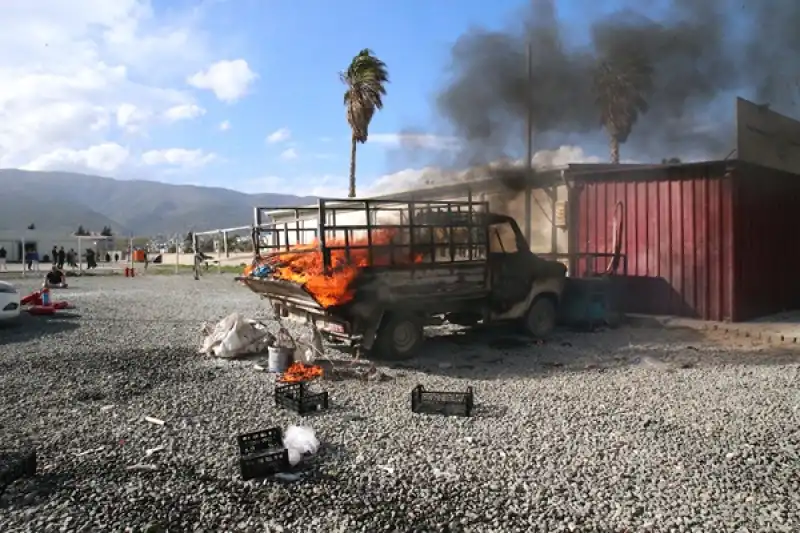 Hatay Antakya'da Park Halindeki Kamyonette çıkan Yangın Söndürüldü