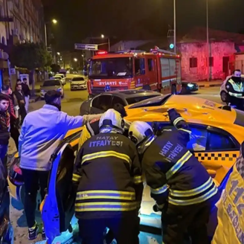 Hatay'da Ticari Taksi Ve Otomobilin çarpıştığı Kazada 4 Kişi Yaralandı