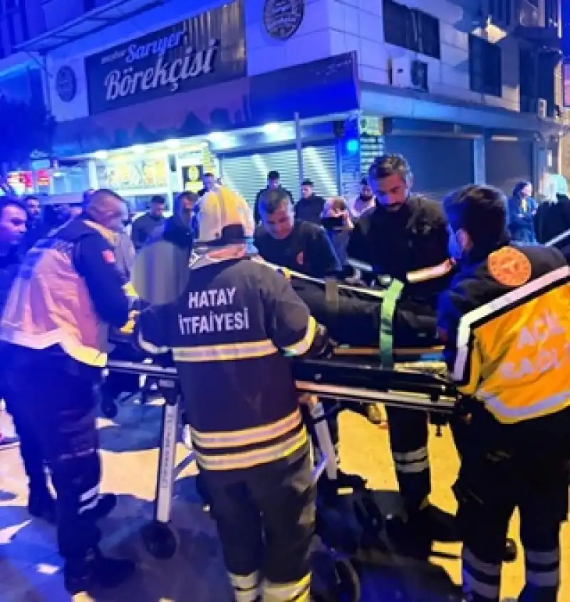 Hatay'da Ticari Taksi Ve Otomobilin çarpıştığı Kazada 4 Kişi Yaralandı