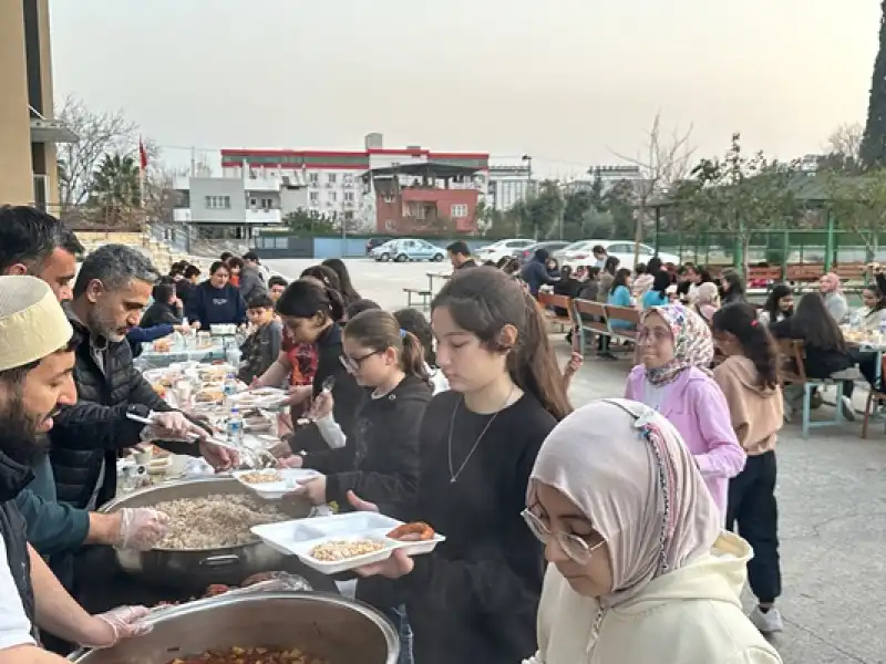 Öğrenciler Ramazanın Maneviyatını Okul Bahçesindeki Iftar Sofrasıyla öğreniyor 