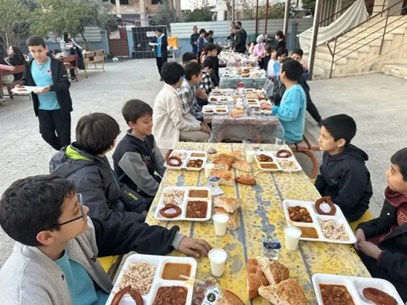 Öğrenciler Ramazanın Maneviyatını Okul Bahçesindeki Iftar Sofrasıyla öğreniyor 