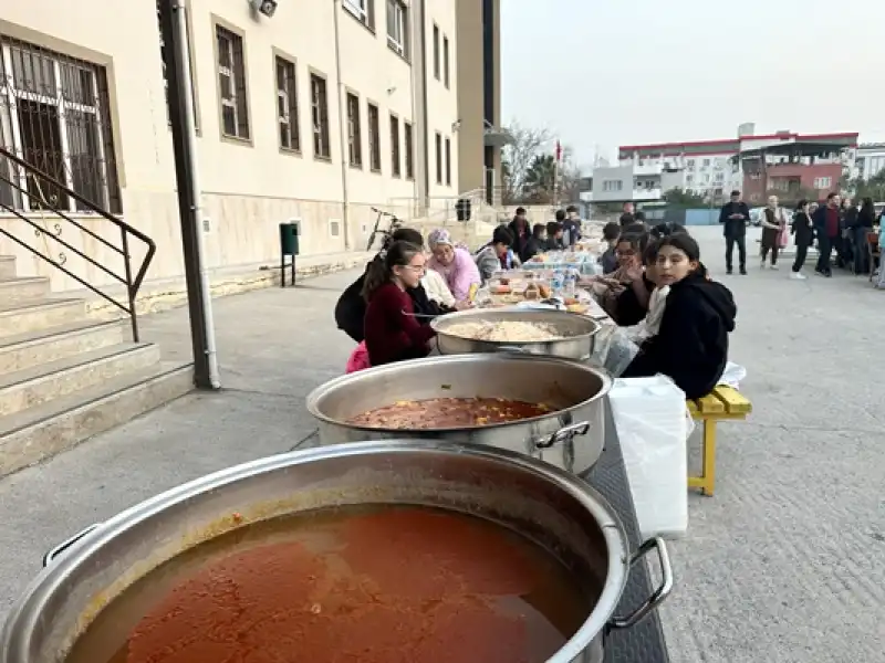 Öğrenciler Ramazanın Maneviyatını Okul Bahçesindeki Iftar Sofrasıyla öğreniyor 