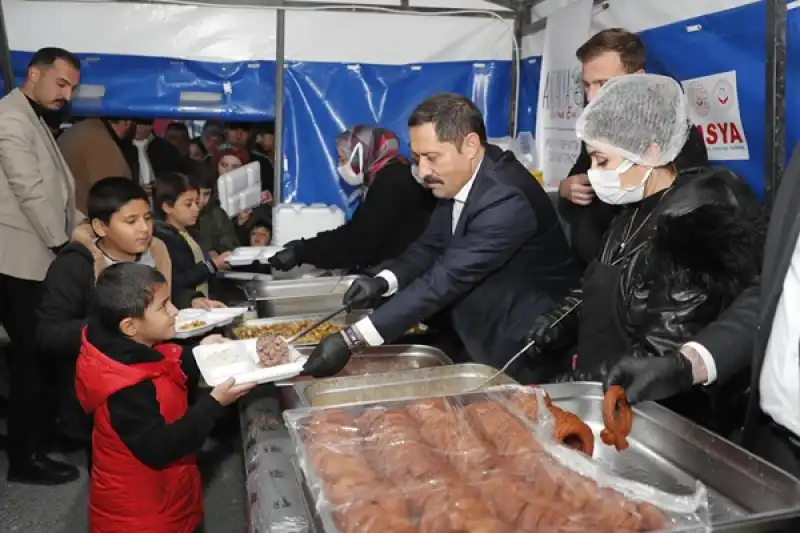 Vali Antakya’da İftar Çadırında Orucuna Açtı