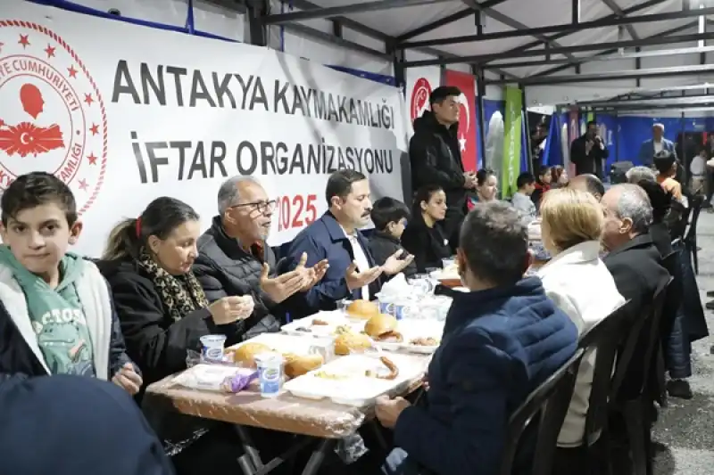 Vali Antakya’da İftar Çadırında Orucuna Açtı