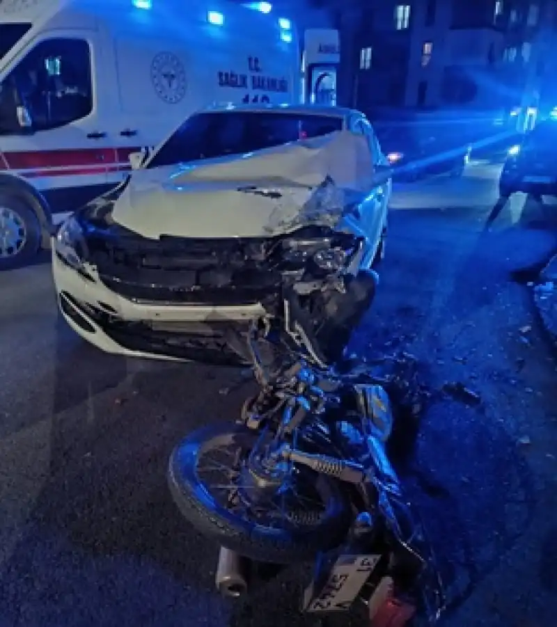 Otomobil Ile Motosiklet Çarpıştı: Genç Sürücü Yaralandı