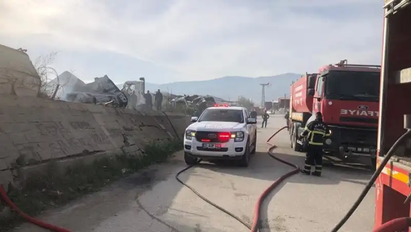 Hatay'da Tamirhane Ve Hurdalıkta çıkan Yangın Söndürüldü