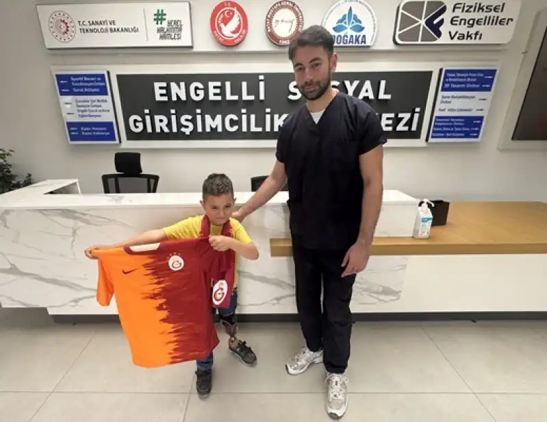 Küçük Taraftarın Depremde Kaybettiği Bacağı Için Galatasaray Armalı Protez Yapıldı