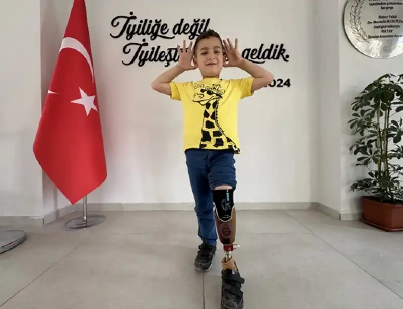 Küçük Taraftarın Depremde Kaybettiği Bacağı Için Galatasaray Armalı Protez Yapıldı