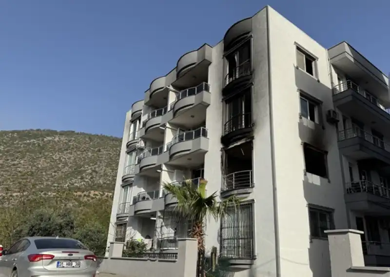 Hatay İskenderun'da Evde çıkan Yangında 2 Kişi Dumandan Etkilendi