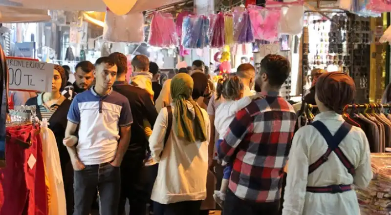 Semerciler Çarşısı’nda Bayram Hareketliliği Esnafın Yüzünü Güldürdü
