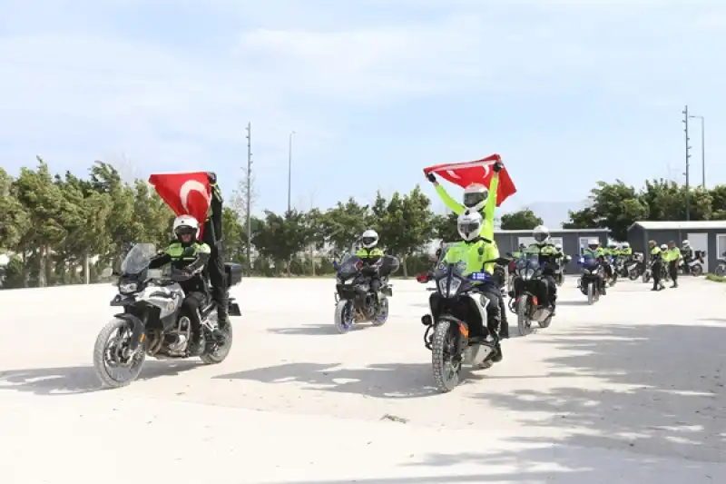 Hatay'da Ileri Sürüş Teknikleri Eğitimini Tamamlayan Motosikletli Polislere Sertifikaları Verildi 