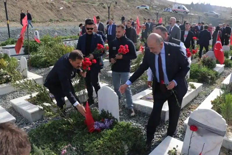 Depremlerden Etkilenen Hatay, Mezarlıklara Hüzünlü Ziyaret