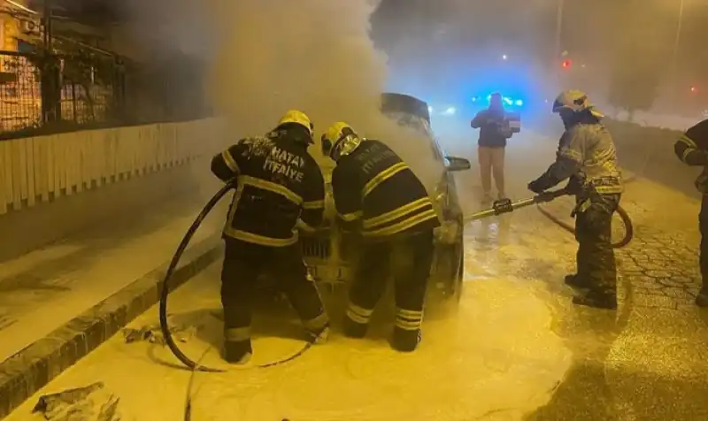 Park Halindeki Araç Yangınına İtfaiye Müdahale Etti 