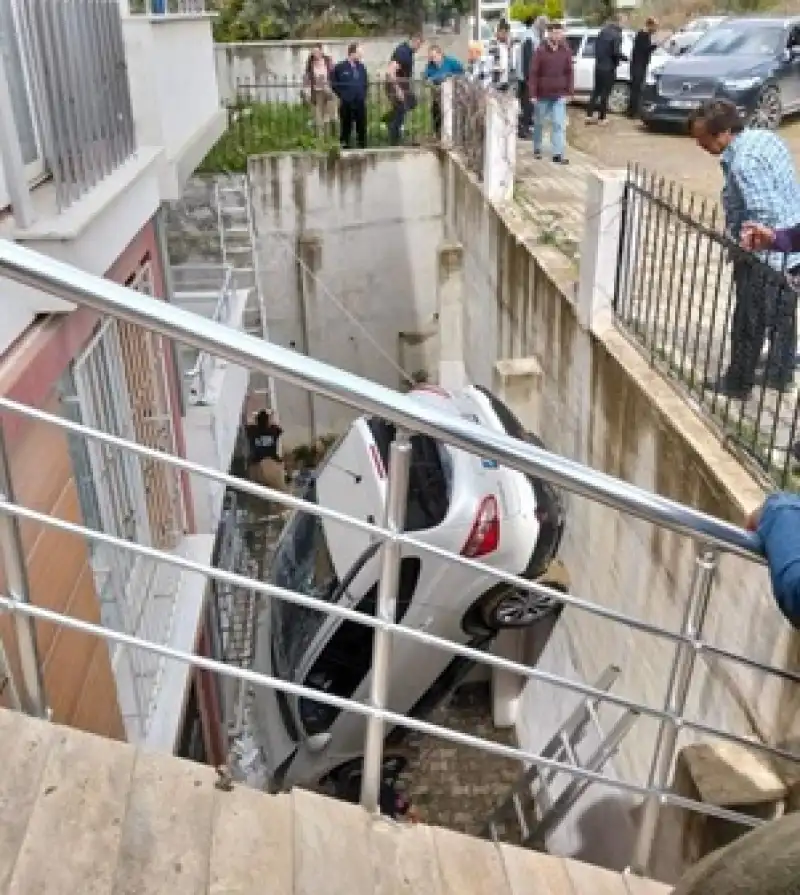 Defne'de Apartman Bahçesine Yuvarlanan Otomobilin Sürücüsü Yaralandı