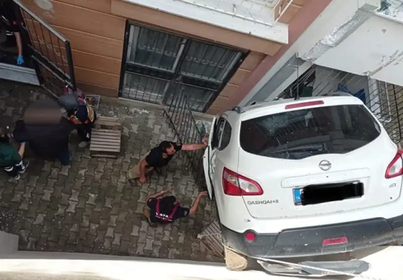 Otomobiliyle Apartman Boşluğuna Uçtu!