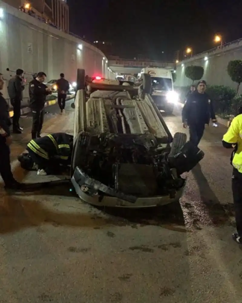 İskenderun'da Takla Atan Otomobildeki 2 Kişi Yaralandı