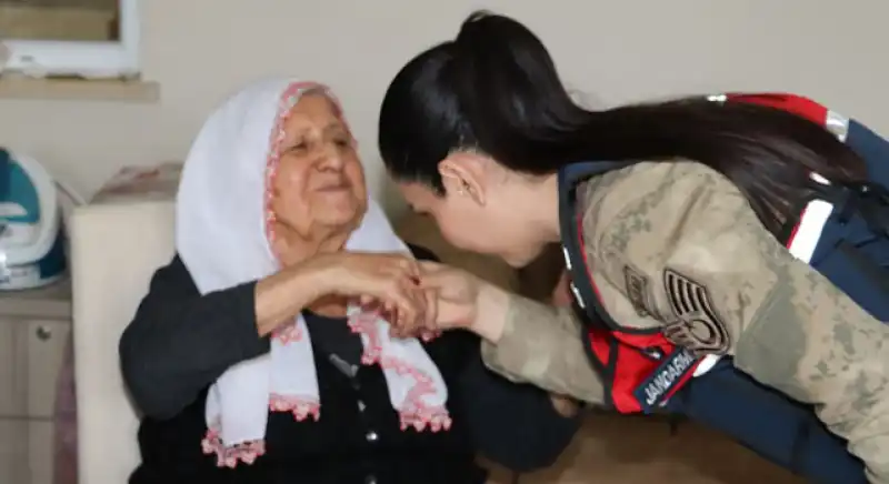 Jandarma, Büyüklerinin Elini Öptü