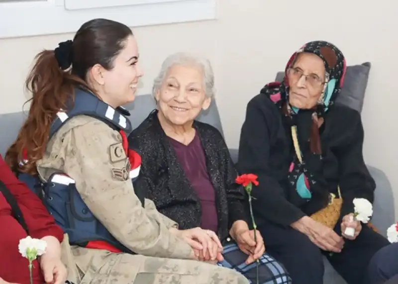 Jandarma, Büyüklerinin Elini Öptü